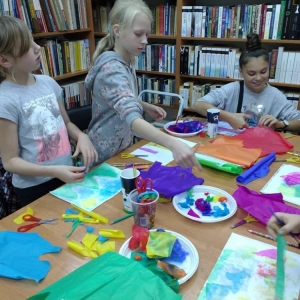 "Każde dziecko jest artystą" - zajęcia w filii bibliotecznej w Jeżewie. 05.10.2017