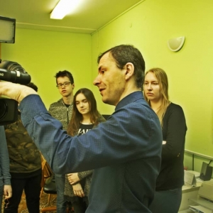 Wizyta klubu dziennikarsko-fotograficznego w telewizji lokalnej w Barcinie. 13.02.2018 